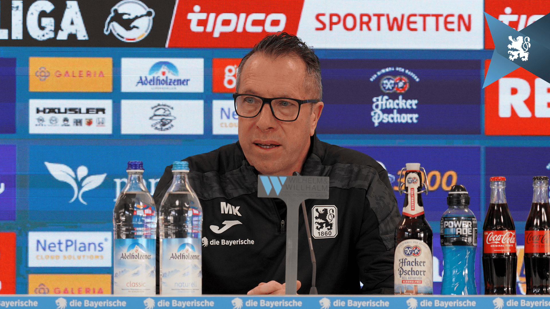 Auf Löwen-Trainer Markus Kauczinski wirkt sein Team trotz der Verletztenmisere geschlossen.