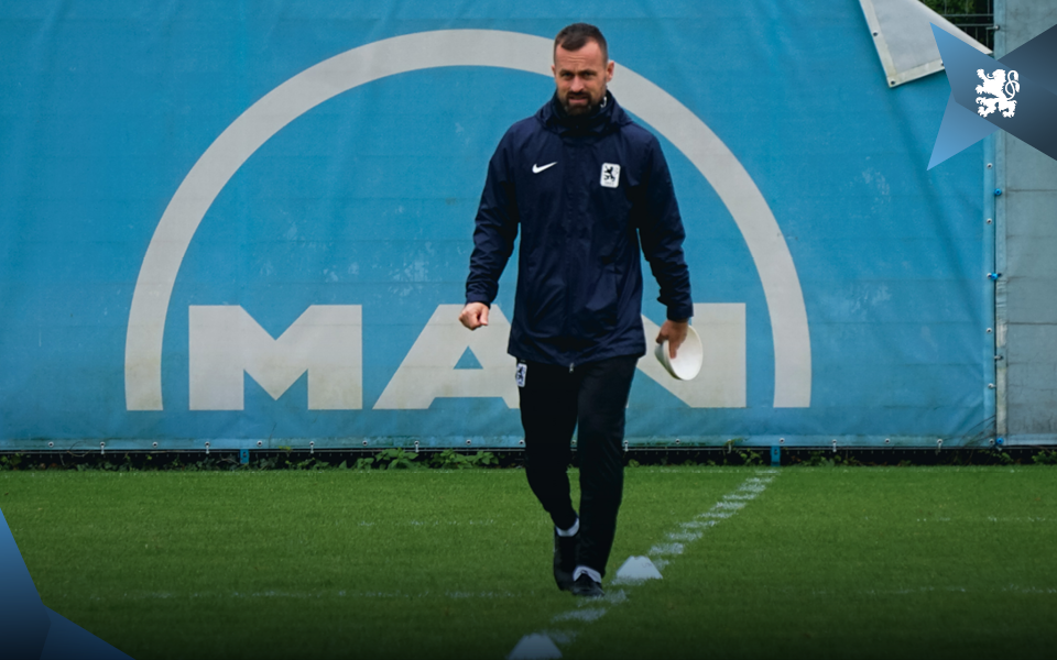 Fordert von seinem Team vorm Spitzenspiel gegen Schalding-Heining mehr Konzentration und Fokussierung: Trainer Felix Hirschnagl.