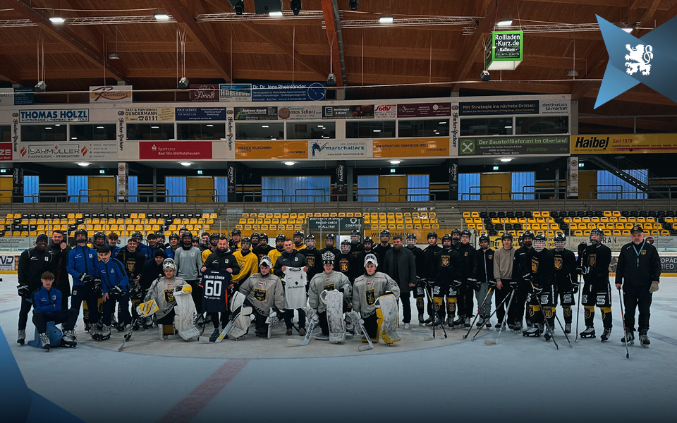 Zum Abschluss gab es noch ein gemeinsames Foto der Löwen-U21 mit ihren Kollegen vom EC Bad Tölz.