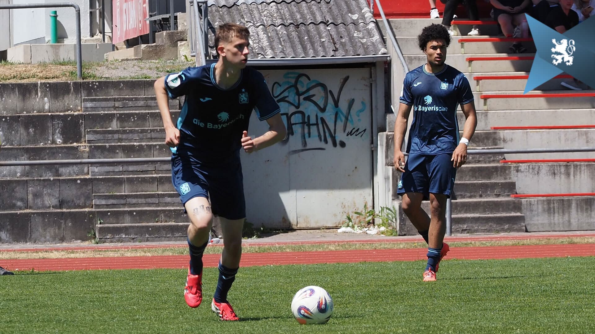 Die U19 sichert sich mit 8:2-Erfolg bei Jahn Regensburg den Gruppensieg.