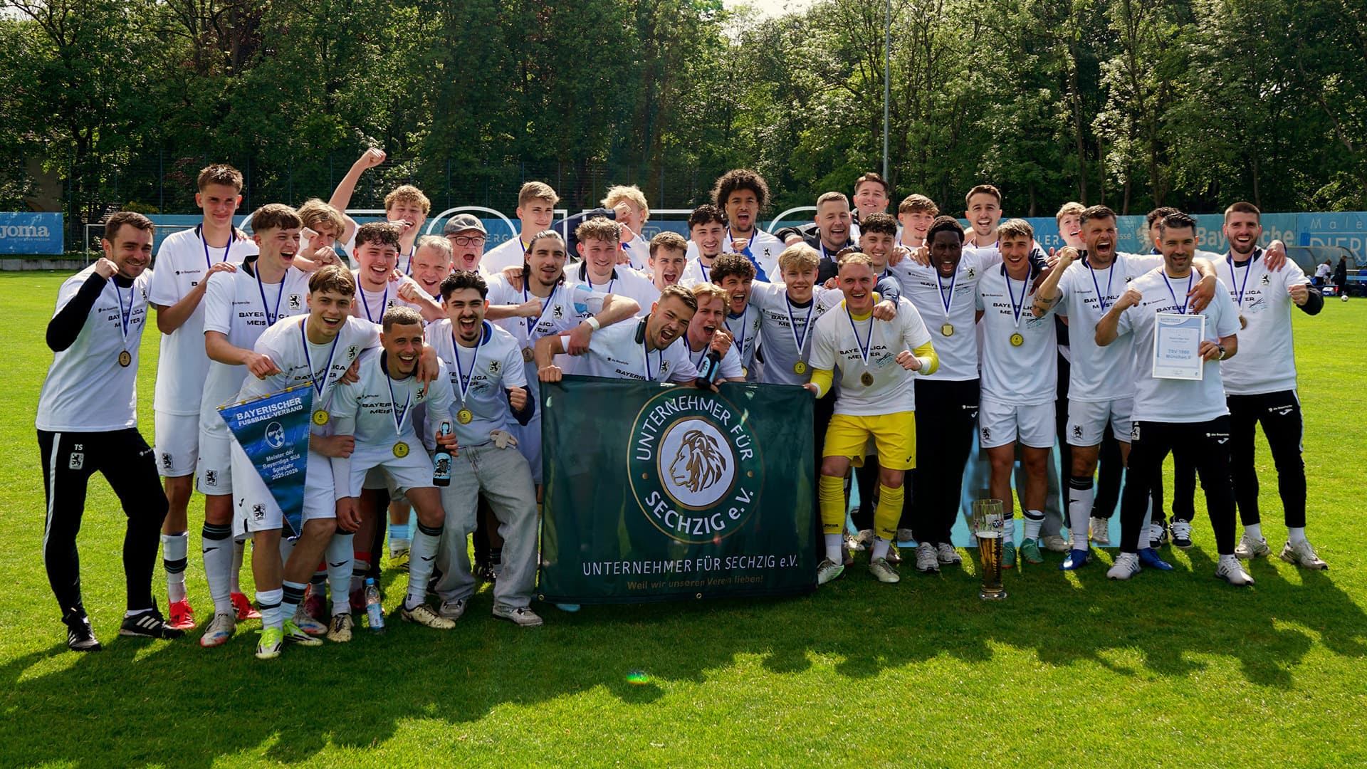 U21 feiert Bayernliga-Meisterschaft.